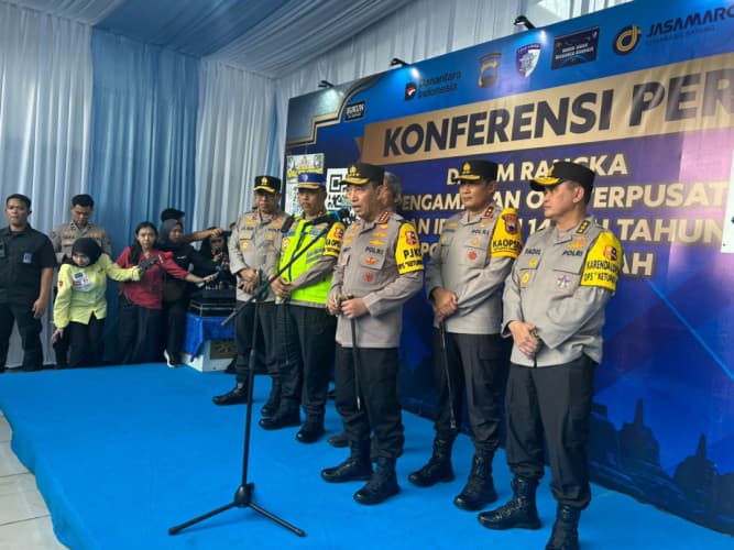 Tinjau Kesiapan Arus Mudik di GT Kalikangkung Kapolri Tekankan Mudik Aman dan Lancar