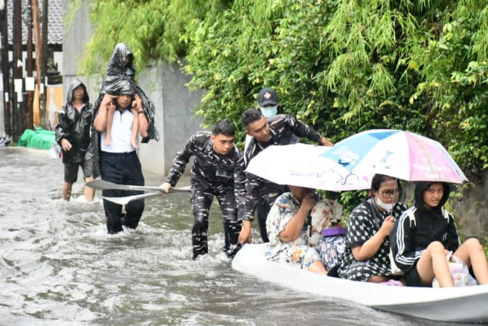 TNI AL Evakuasi Warga Terdampak Banjir di Denpasar