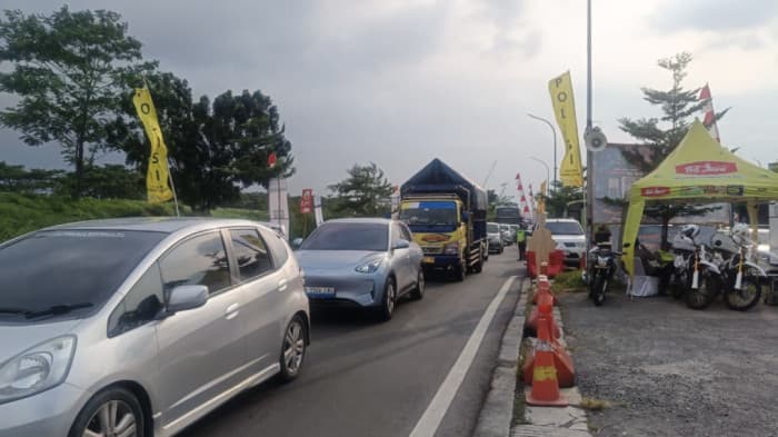 Puncak Arus Mudik Mulai Terasa, Belasan Ribu Kendaraan Padati Tol Trans Jawa