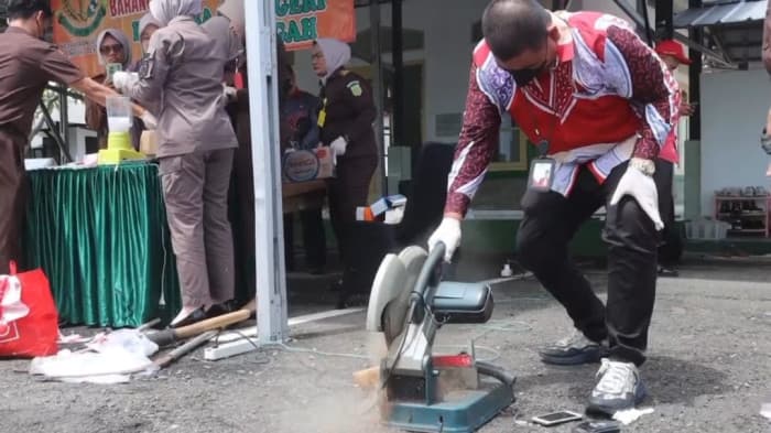 Kejari Lampung Tengah Musnahkan Barang Bukti dari 55 Perkara Pidum