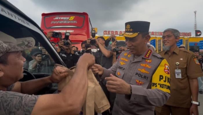 Momen Humanis di GT Kalikangkung: Kapolri Listyo Sigit Sapa Pemudik dan Bagikan Bingkisan